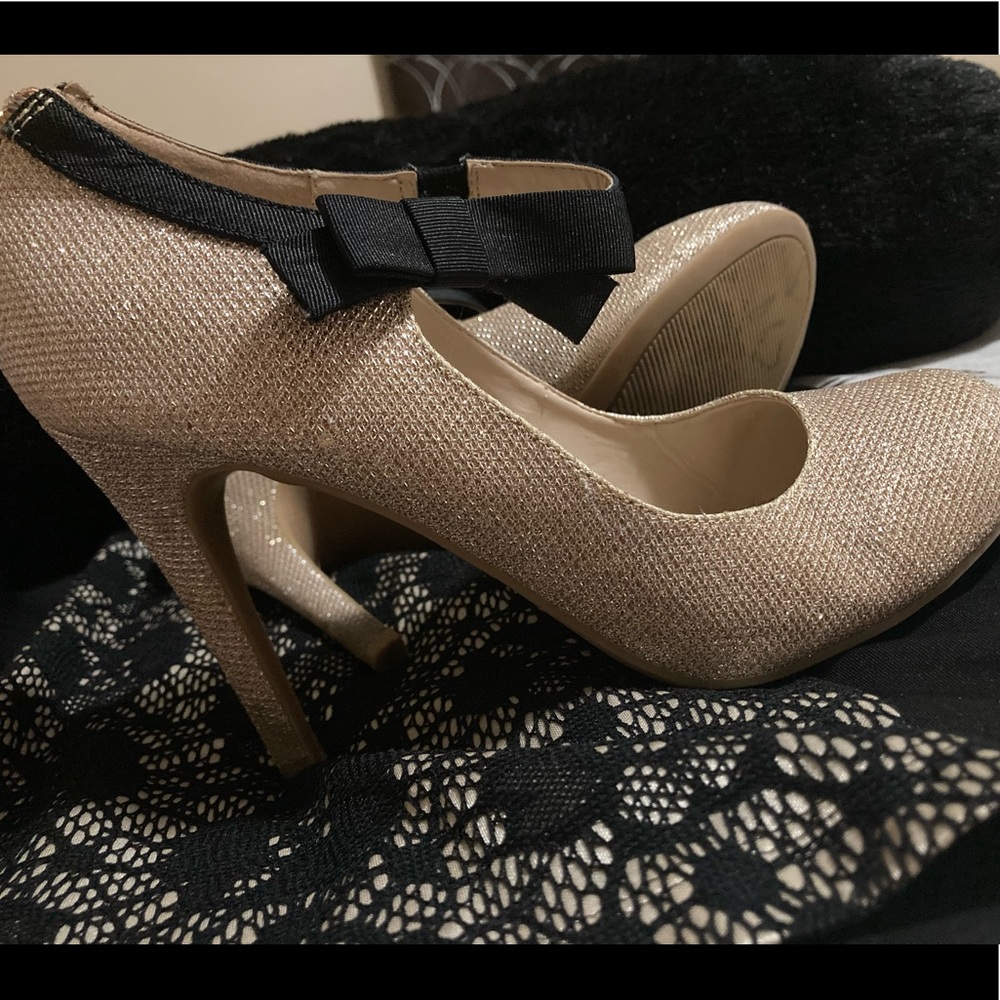 Sparkle and stylish golden shoes👠